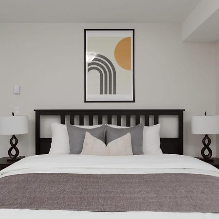 Вілла Tastefully Furnished And Newly Updated 2 Bd Central Lynn Valley Норт-Ванкувер Екстер'єр фото